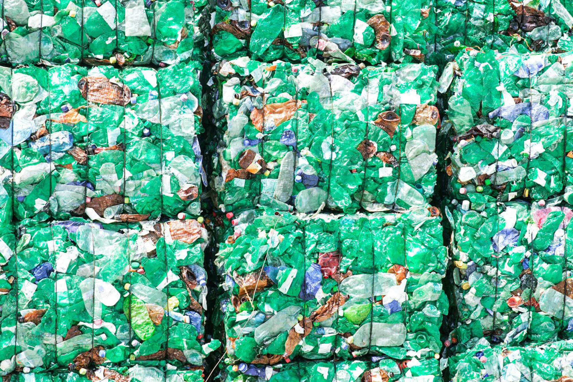 Na jedného dnešného človeka pripadá až 24 kg odpadu z plastových obalov. Pandémia situáciu zhoršuje